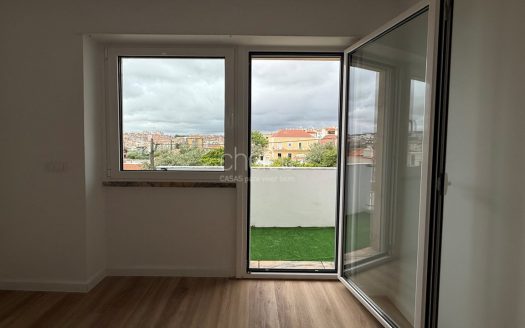T2 Totalmente Remodelado com Varanda | Excelente Luz Natural | Agualva-Cacém