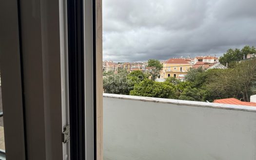 T2 Totalmente Remodelado com Varanda | Excelente Luz Natural | Agualva-Cacém