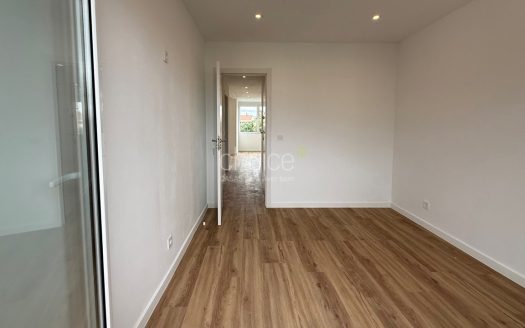 T2 Totalmente Remodelado com Varanda | Excelente Luz Natural | Agualva-Cacém