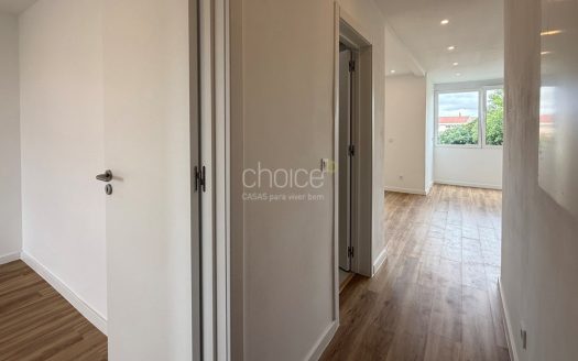 T2 Totalmente Remodelado com Varanda | Excelente Luz Natural | Agualva-Cacém