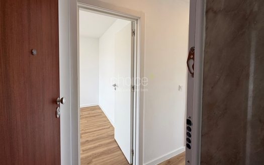 T2 Totalmente Remodelado com Varanda | Excelente Luz Natural | Agualva-Cacém