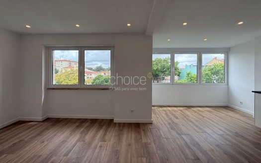 T2 Totalmente Remodelado com Varanda | Excelente Luz Natural | Agualva-Cacém