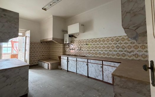 T3+1 de Charme com 150m² | Av. Elias Garcia | Ao lado da Gulbenkian | Para Remodelar