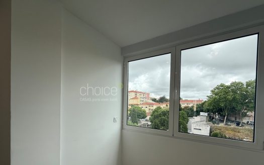 T2 Totalmente Remodelado com Varanda | Excelente Luz Natural | Agualva-Cacém