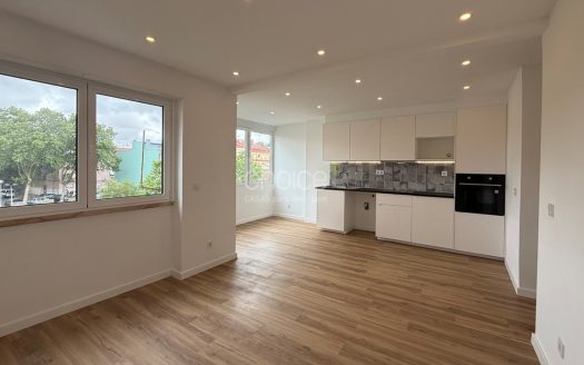 T2 Totalmente Remodelado com Varanda | Excelente Luz Natural | Agualva-Cacém