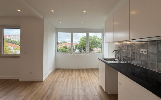 T2 Totalmente Remodelado com Varanda | Excelente Luz Natural | Agualva-Cacém